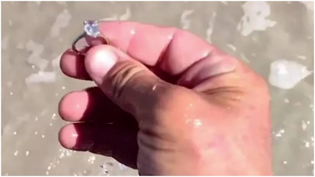 homem acha anel na praia e devolve