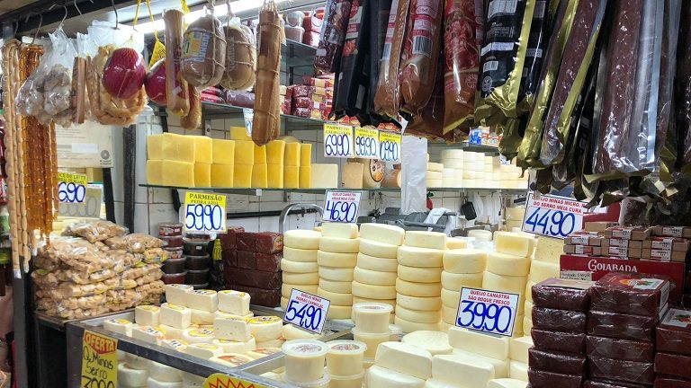 Queijos, doces, salames, goiabadas, mel e outros produtos feitos em Minas Gerais são vendidos no Mercado Central de BH