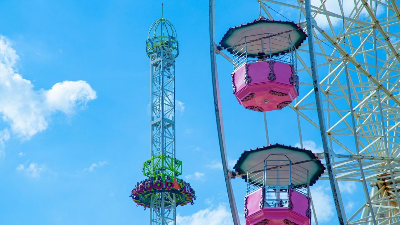 Atração Para Jovens E Idosos Em Forma De Carrossel No Parque De