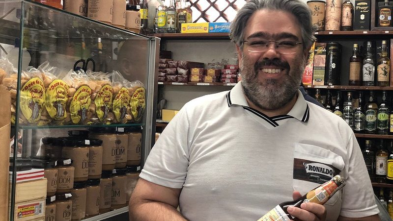 Ronaldo Filho trabalha na loja do pai, especializada em queijos e cachaça, no Mercado Central de BH