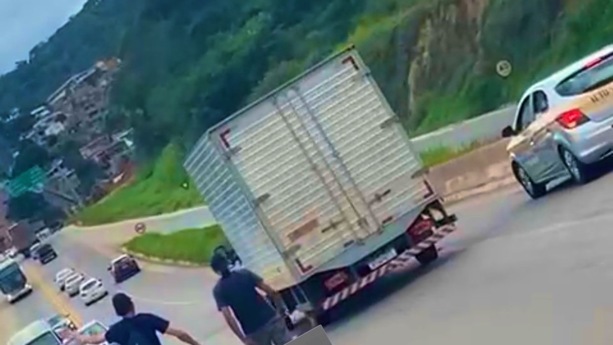 Acidente entre caminhão e motocicleta
