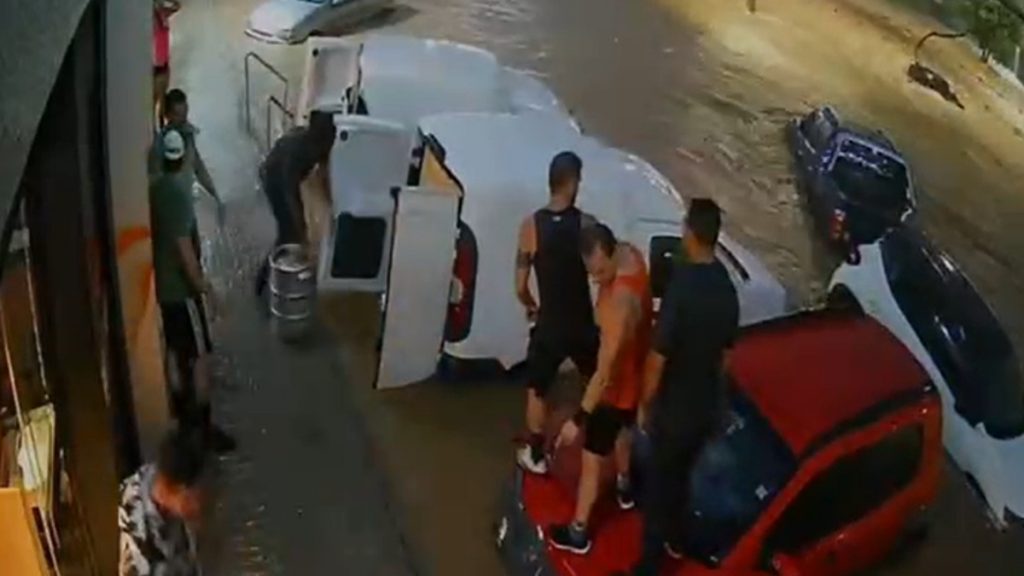 Homens salvam Fiorinos de enchente em BH