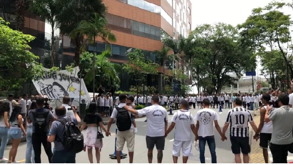 Torcedores e fãs fazem vigília por Pelé