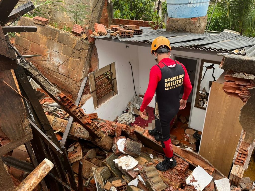 Muro desaba sobre casa durante chuva em Governador Valadares