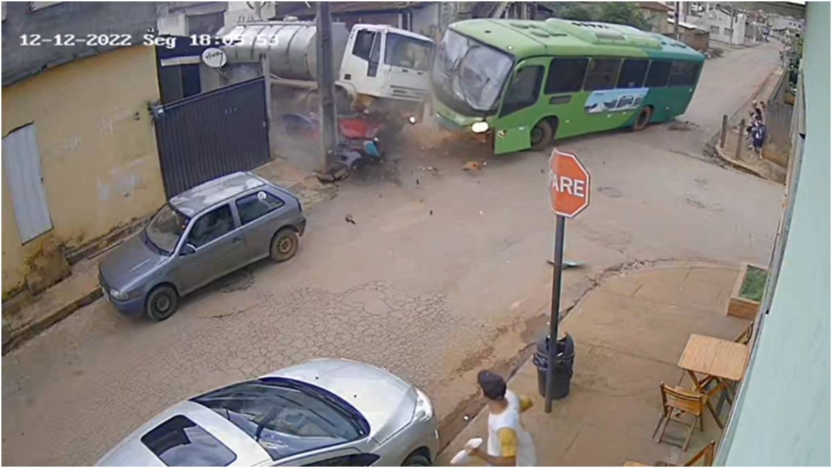 acidente entre caminhão, carro e ônibus em bambuí