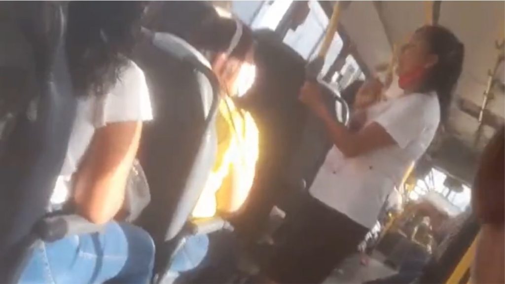 passageiros de ônibus