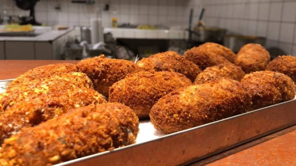 Bolinhos recheados do Bento são boa opção de tira-gosto no Mercado Novo