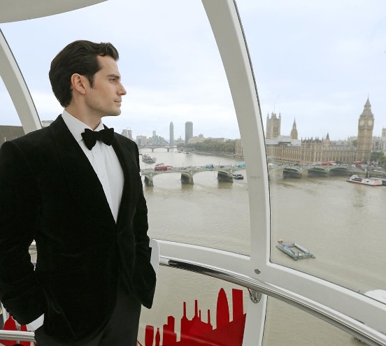 O ator britânico Henry Cavill foi eleito o homem mais bonito de 2022