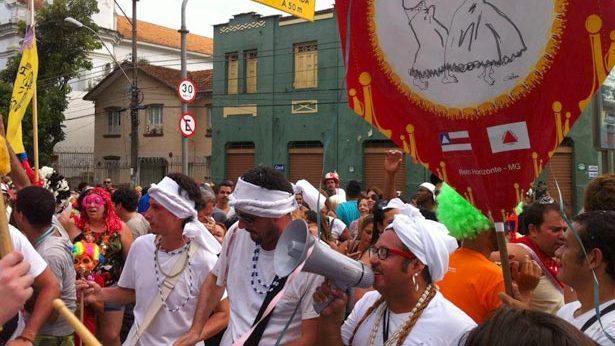 Ala Baianas Ozadas invadiu o bloco Cacete de Agulha no Carnaval de BH, em 2012