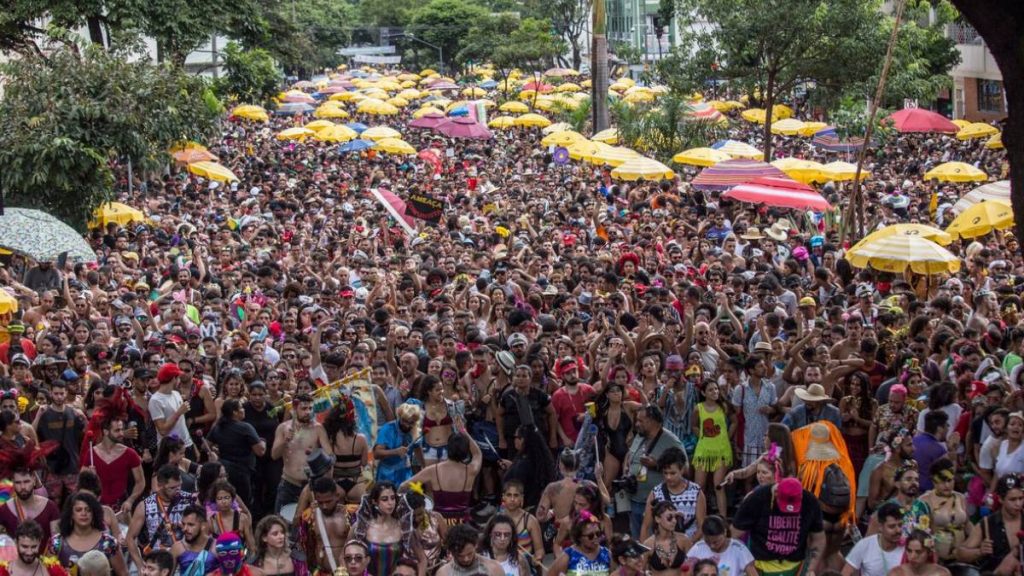 300 mil pessoas participaram do desfile do bloco Garotas Solteiras no Carnaval de 2020