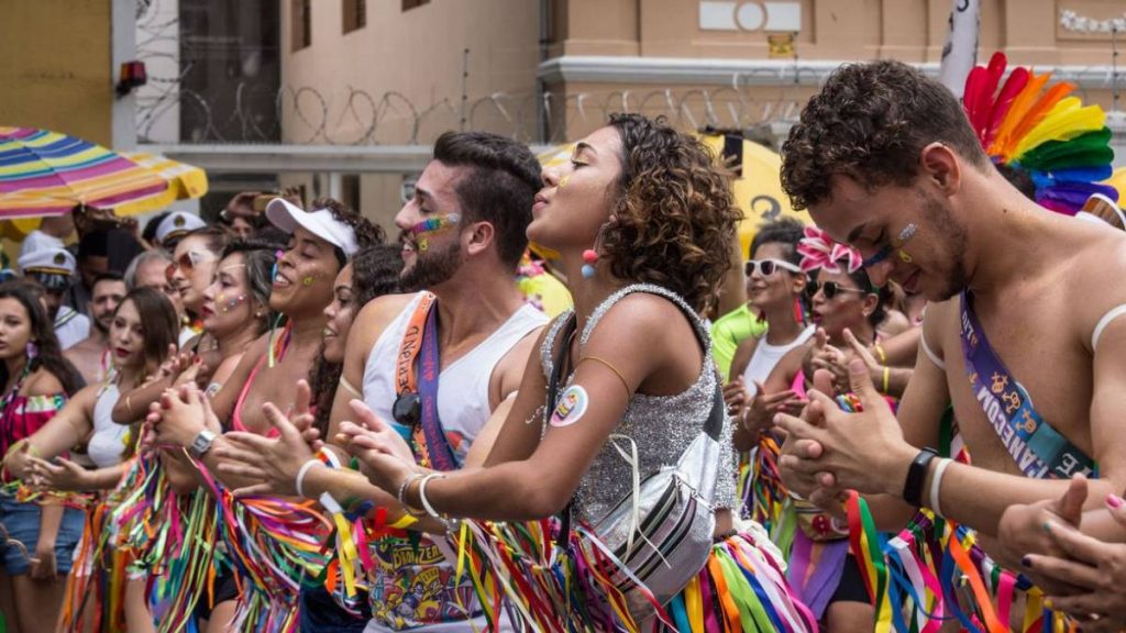 Juventude Bronzeada arrasta multidão pelas ruas de BH no Carnaval