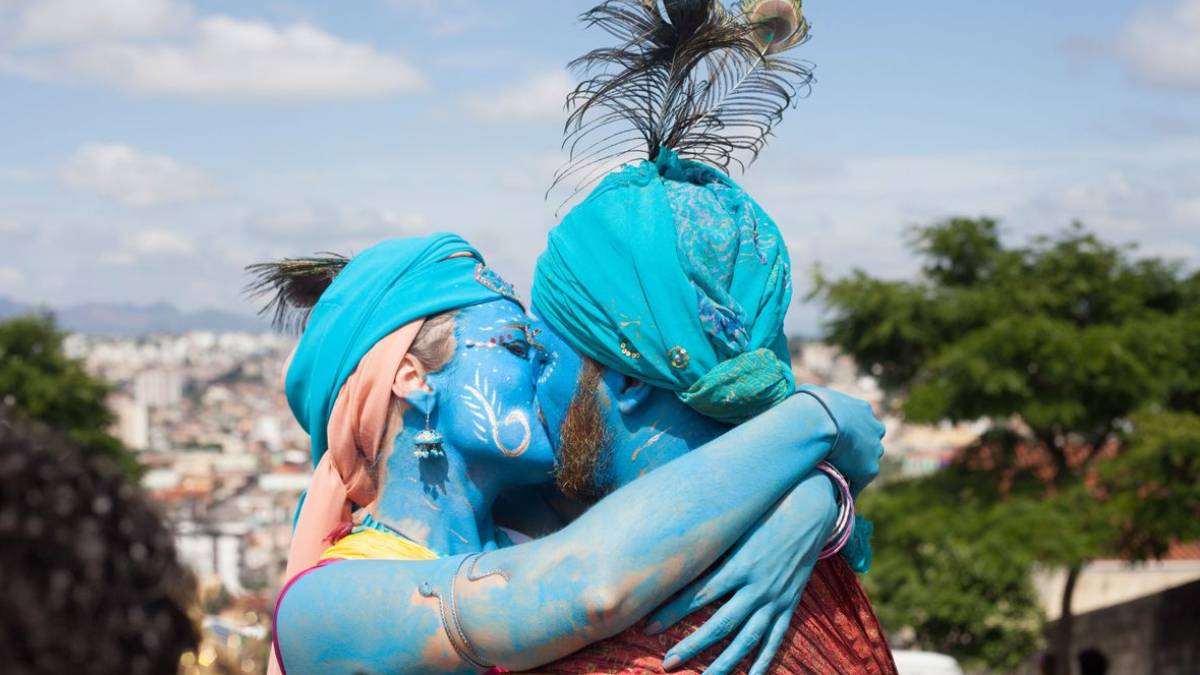 Bloco Pena de Pavão de Krishna faz desfile espiritual em comunidade mineira