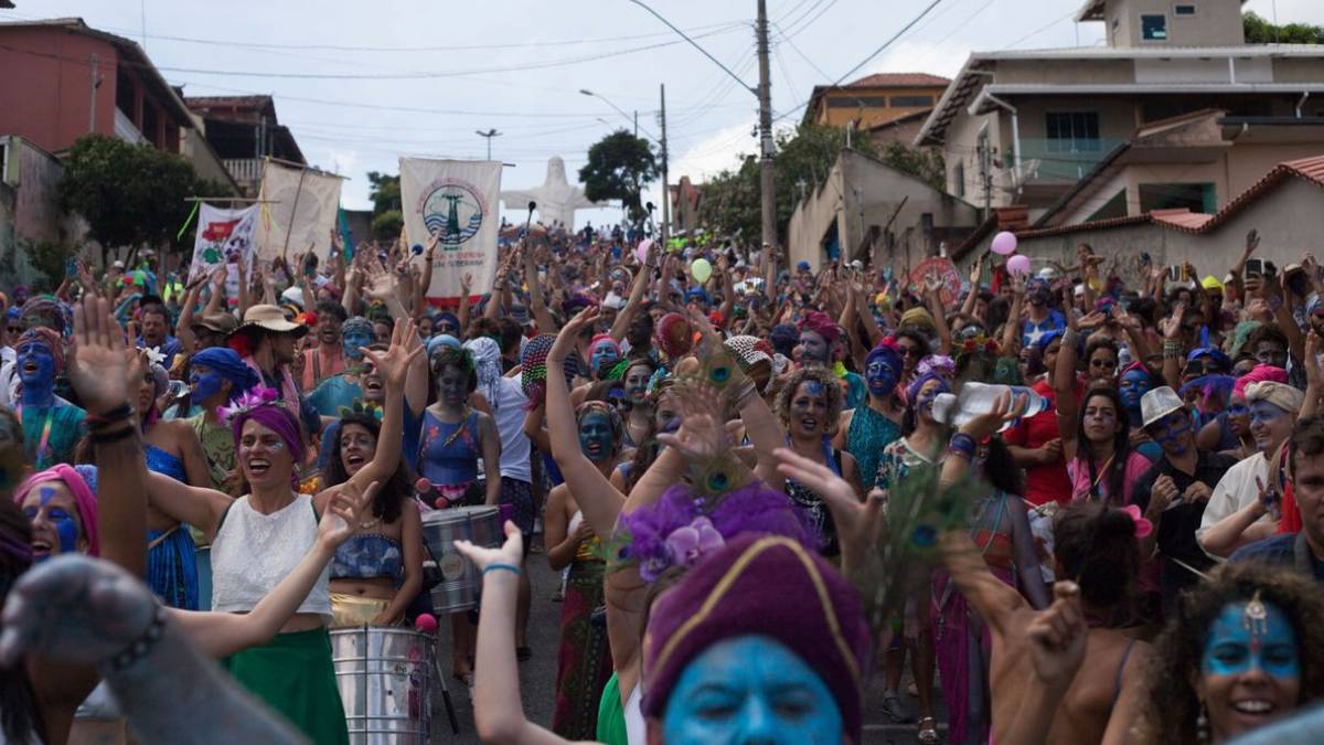 Bloco Pena de Pavão de Krishna faz desfile espiritual em comunidade mineira