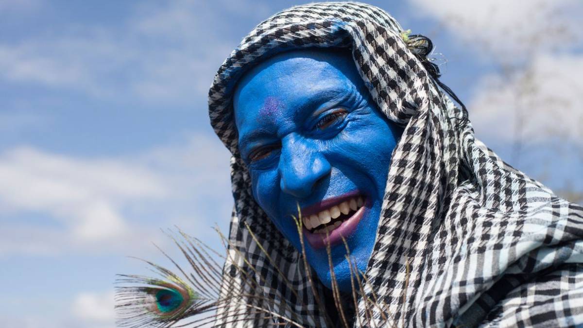 Bloco Pena de Pavão de Krishna faz desfile espiritual em comunidade mineira