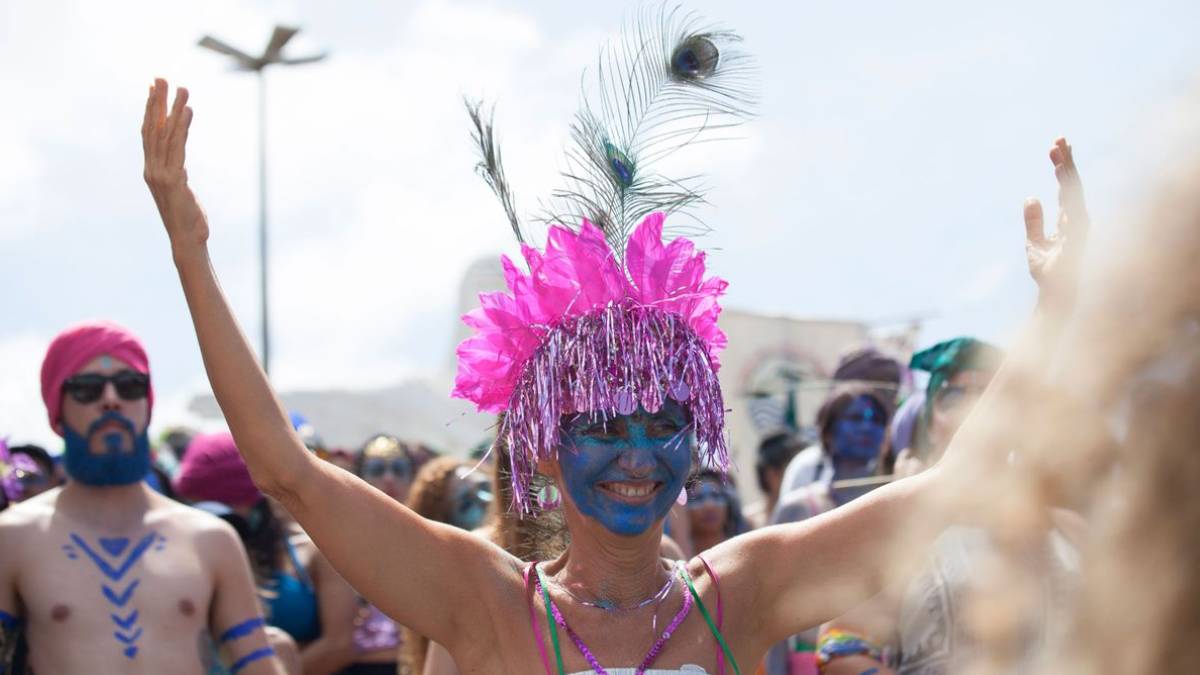 Bloco Pena de Pavão de Krishna faz desfile espiritual em comunidade mineira