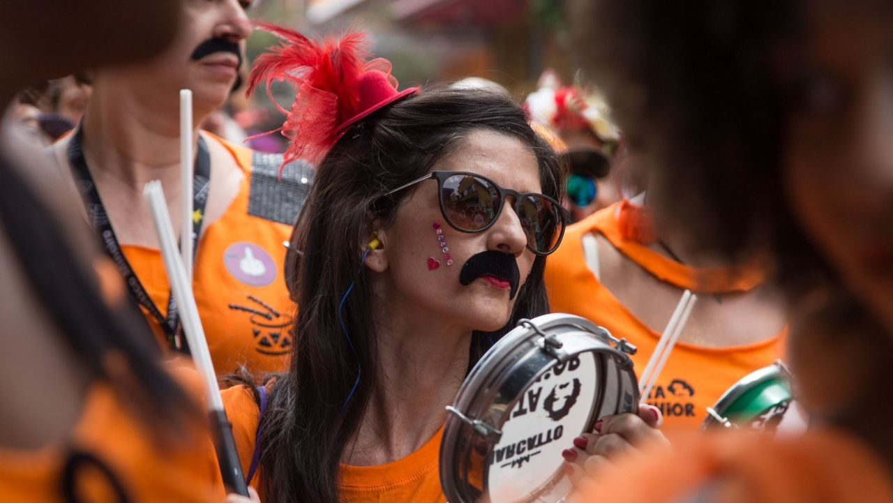 Bateria do Volta Belchior desfila com bigodes ao estilo do cantor