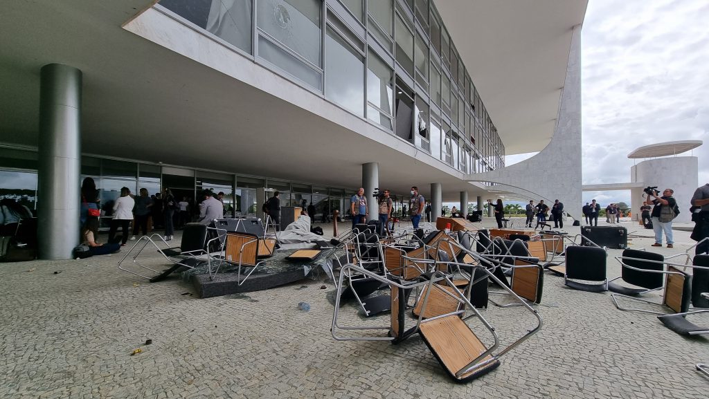 Uma visão geral mostra móveis e janelas danificadas no  Palácio do Planalto, após as manifestações na capital