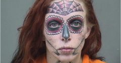 mulher com tatuagens no rosto