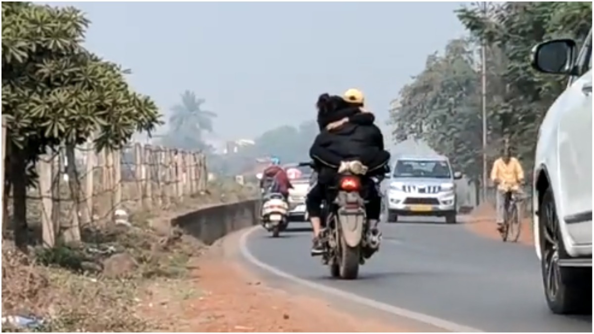 casal abraçado moto índia
