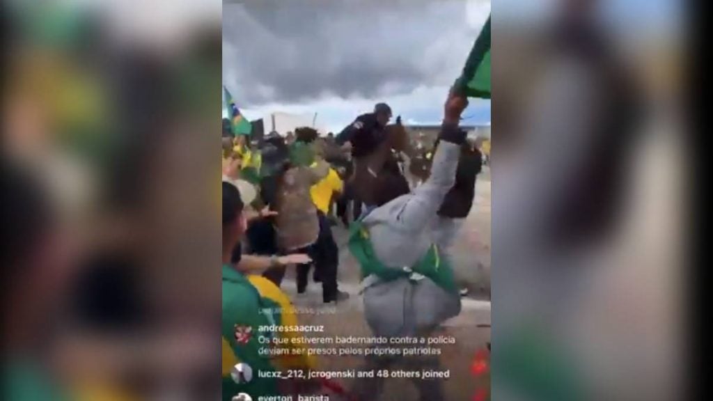 bolsonaristas dessubam pm