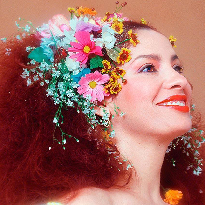 Clara Nunes, tema de exposição no Museu da Moda, com adereço de flores no cabelo