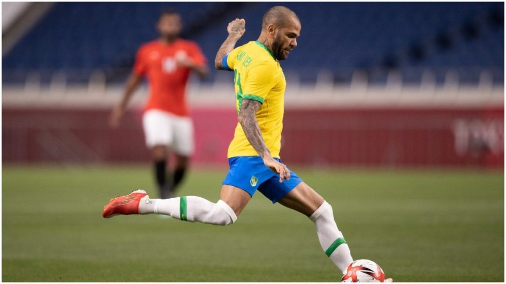 daniel alves joga futebol