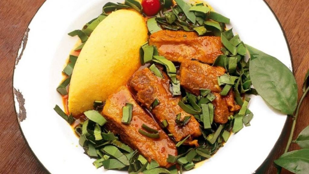 Costelinha com ora-pro-nobis é um dos pratos tradicionais do Dona Lucinha