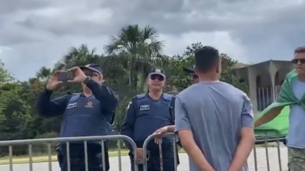 policiais militares conversam golpistas