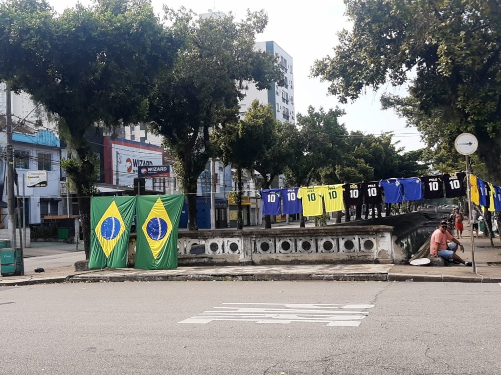 Ruas de Santos são enfeitadas com as cores da seleção brasileira em dia de velório de Pelé