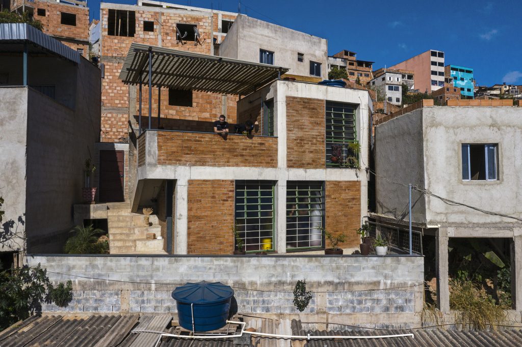Casa de Kdu dos Anjos, no Aglomerado da Serra, concorre a prêmio internacional de arquitetura