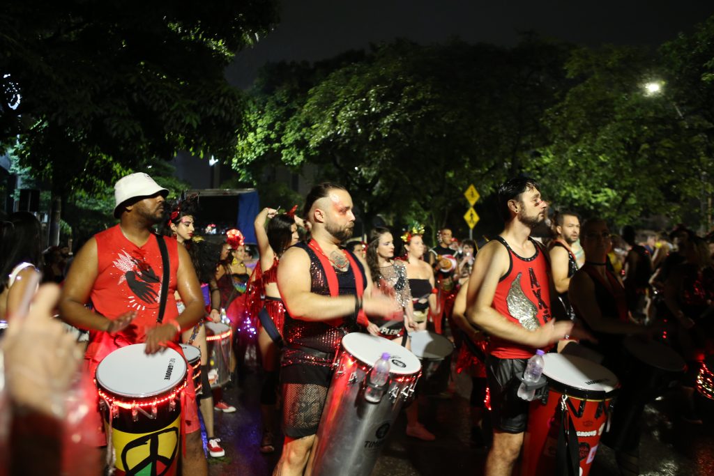 Bloco A Roda desfila na avenida Brasil, no Carnaval de BH
