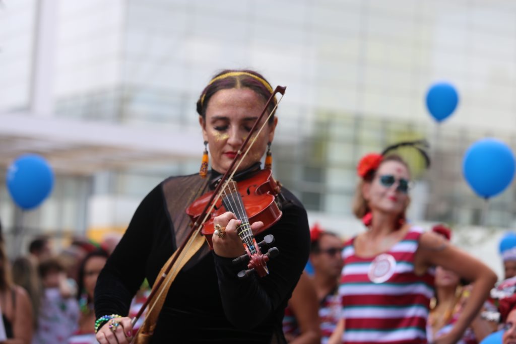 Mistura da filarmônica com a bateria do Samba Queixinho está entre os momentos marcantes do Carnaval de BH