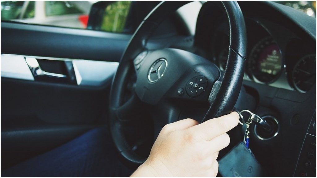 jovem pula de carro em movimento