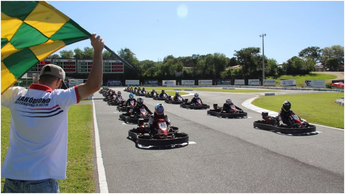 Pilotos de kart aceleram em corrida este fim de semana