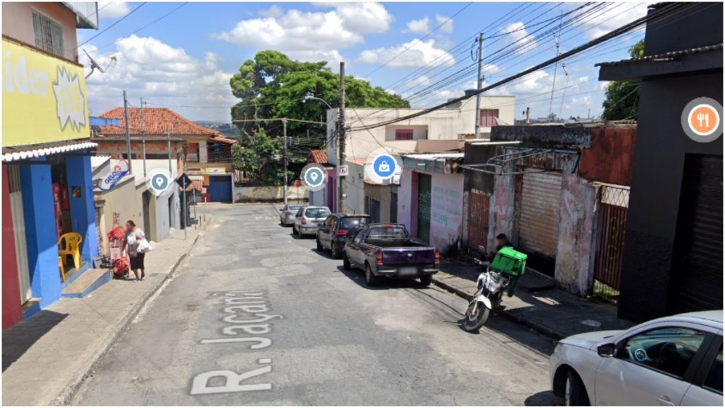 idoso bate cabeça meio-fio