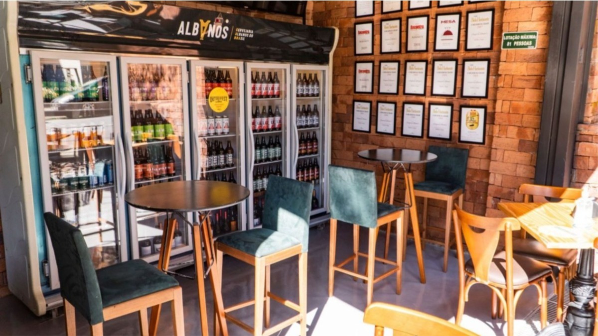 cervejaria bh bar da marca albanos, com freezer, mesas e cadeiras