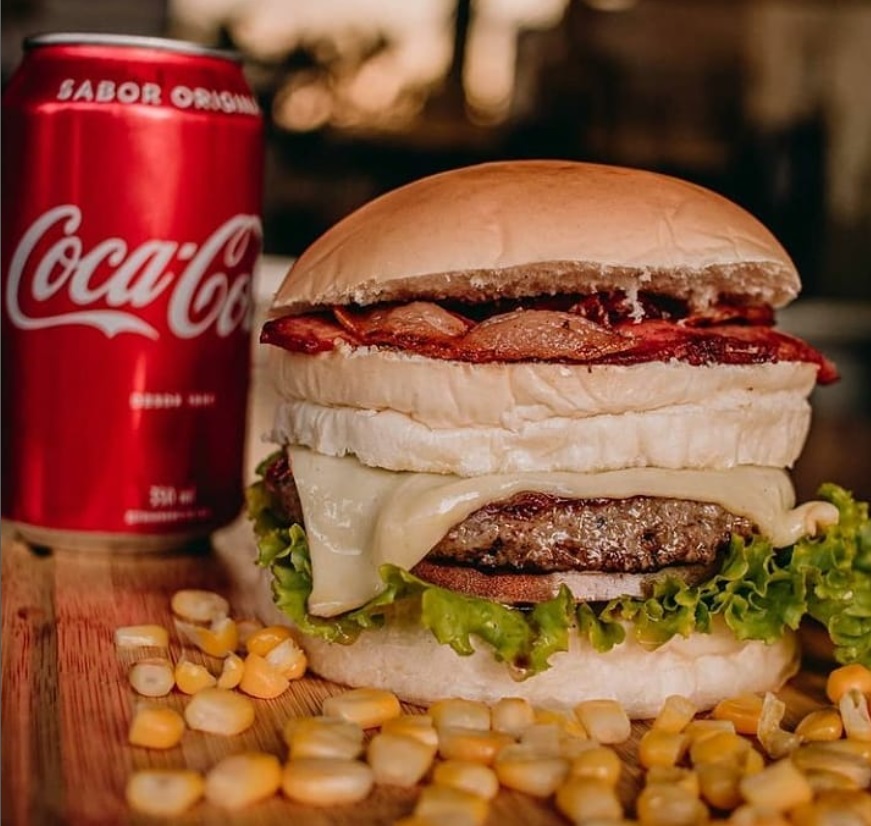 hamburgueria bh - lanche e latinha de coca-cola