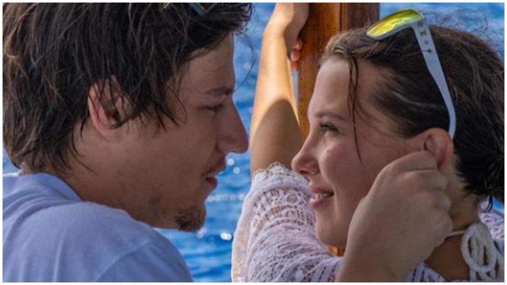 Noiva? Fãs 'surtam' com anel de Millie Bobby Brown em foto