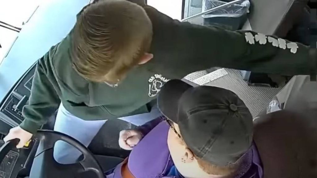 motorista desmaia garoto salva colegas