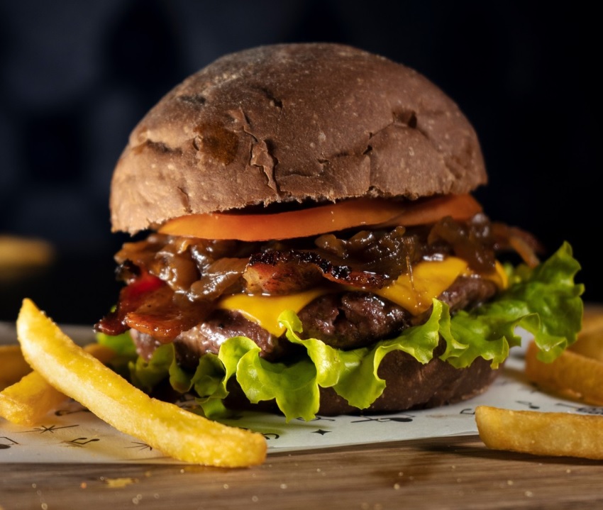 hamburgueria bh - lanche com batatas fritas