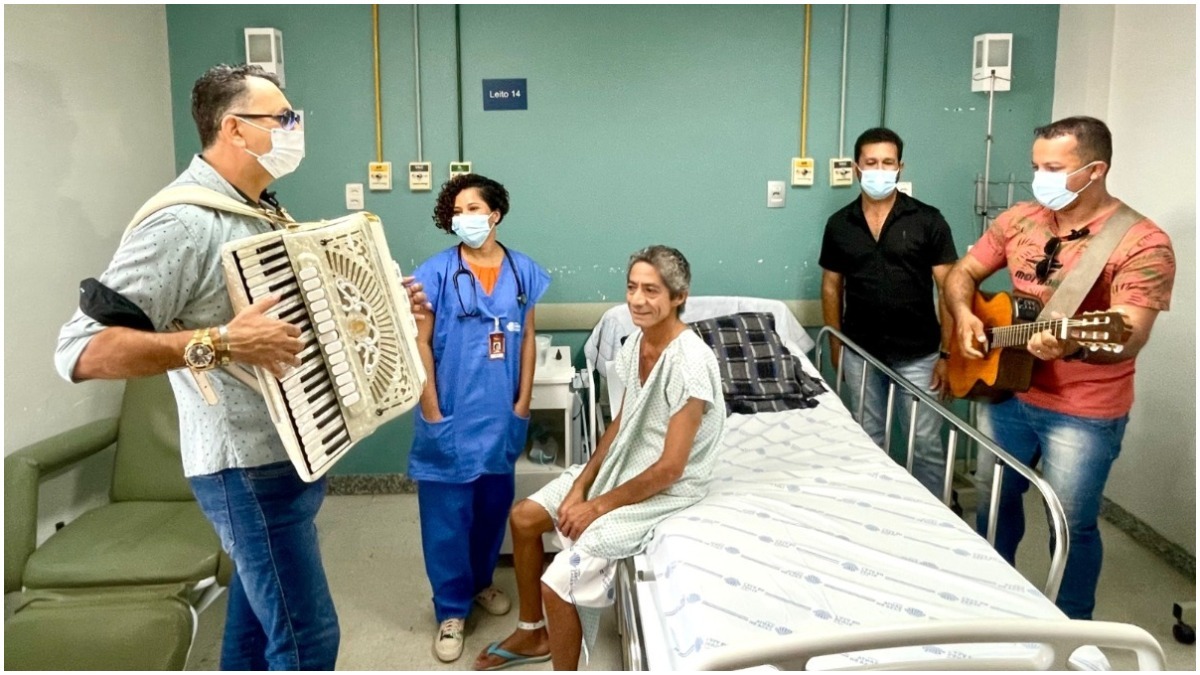 Paciente transplantado ganha visita de ídolo do Trio Parada Dura