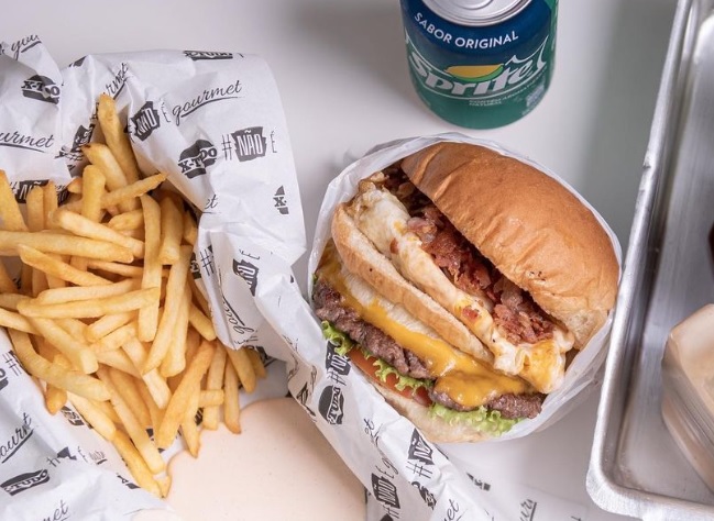 hamburgueria bh - hamburguer, batata e lata de refrigerante