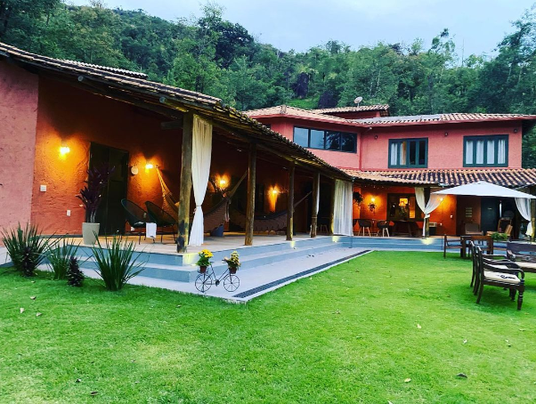 Boutique das Pedras fica em Moeda, ao pé da serra