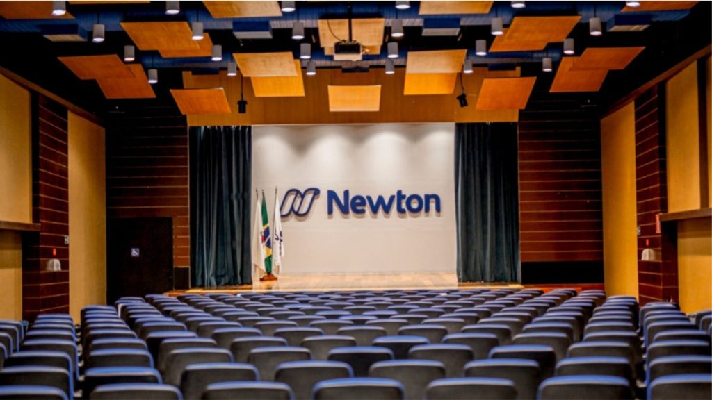 Newton Paiva promove concurso que dá bolsas de estudos