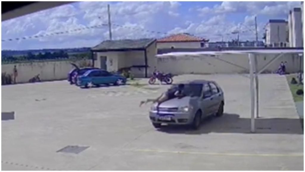homem arrasta mulher carro