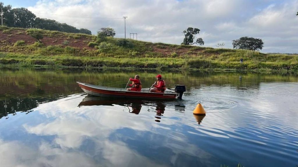bombeiros barco lago