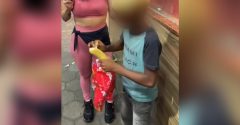 criança recebe banana