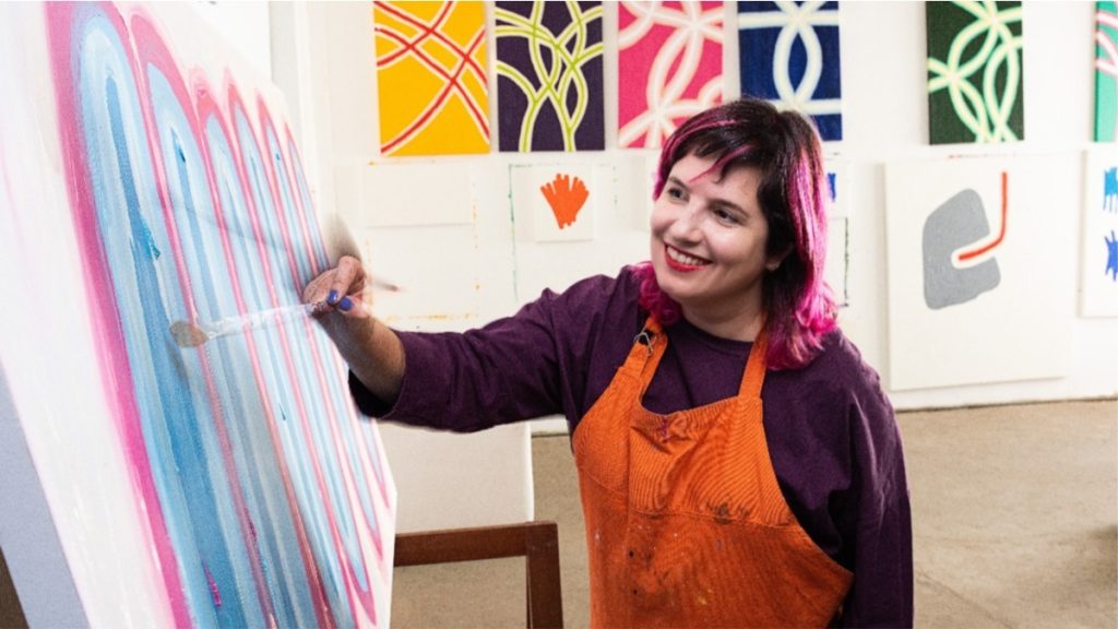 artista flávia coelho pintando
