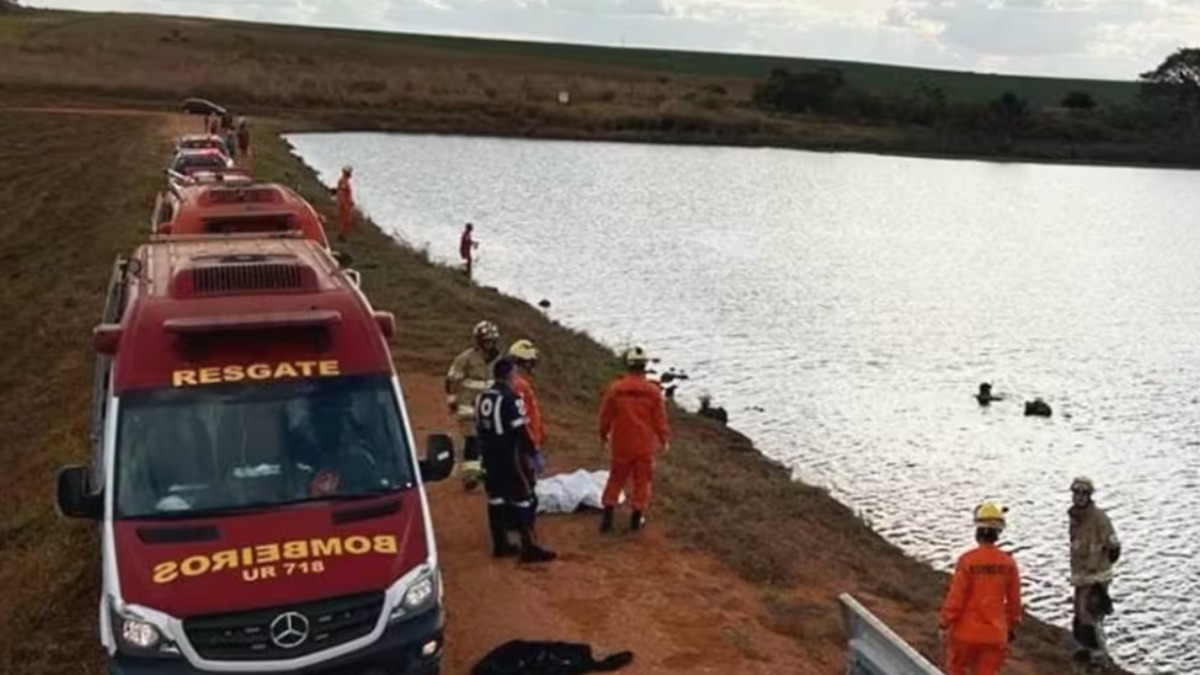 Bombeiros buscam crianças que morreram em carro no lago