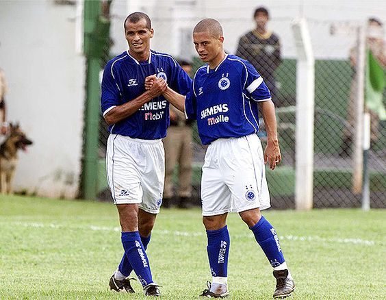 Rivaldo atuou poucos jogos com a camisa do Cruzeiro